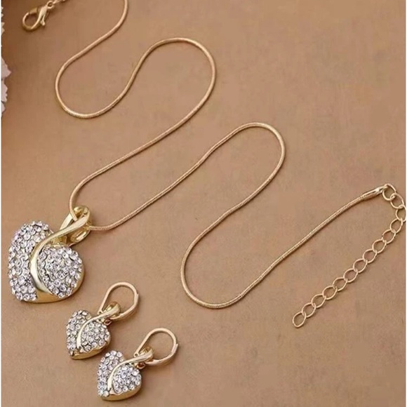🆕 Gold Heart Necklace & Earrings Set!!! Brand New!!!! - Picture 2 of 5